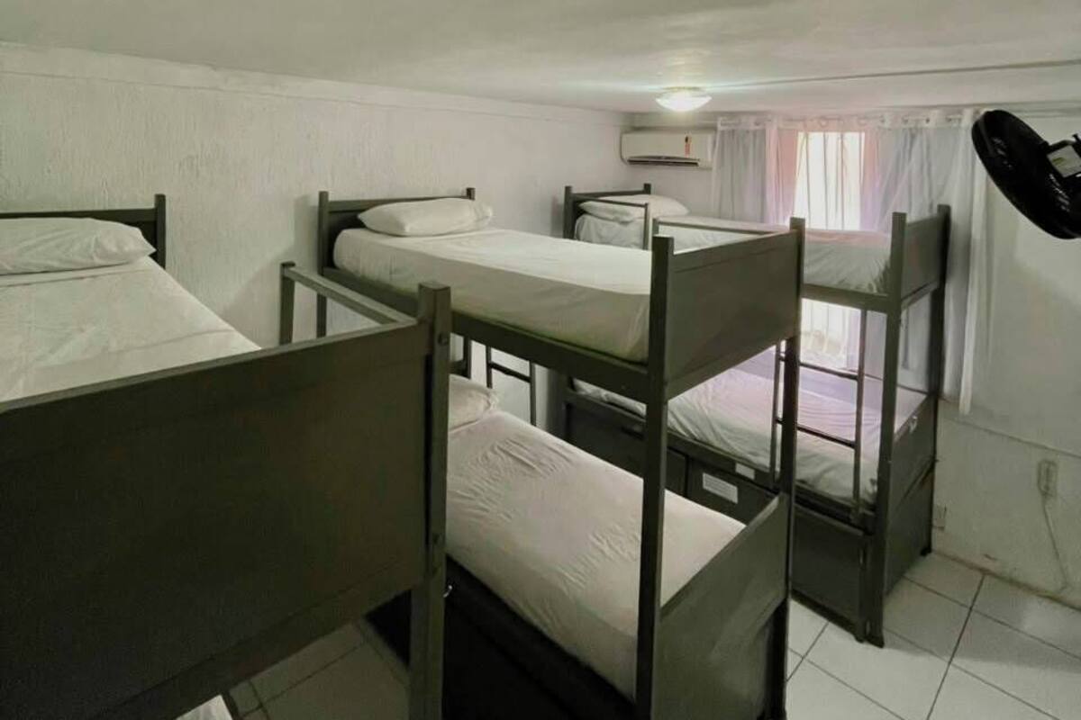 Shared Dormitory, Mixed Dorm, Private Bathroom  (6 Beds) | 암막 커튼, 무료 WiFi, 침대 시트