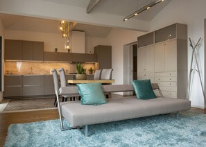 Panoramic-Apartment, 1Â King-Bett, Gartenblick | Wohnbereich | 30-cm-Flachbildfernseher mit Satellitenempfang, Fernseher