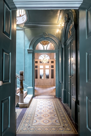 Charm Palace