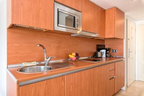 Lemari es besar, microwave, dan mesin pembuat kopi/teh