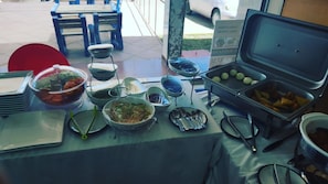 아침 식사, 점심 식사 및 저녁 식사 제공