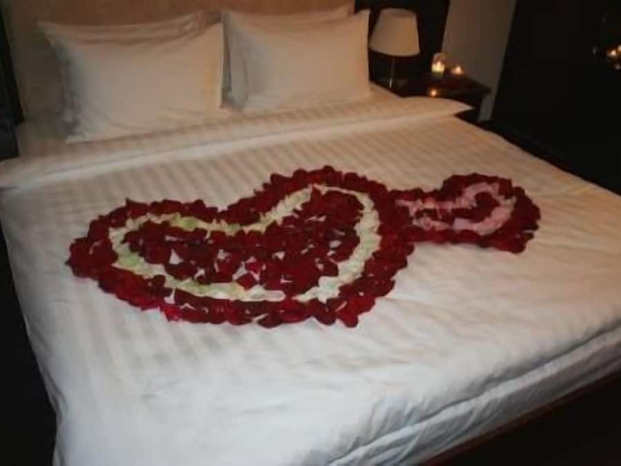 Shower, free toiletries, towels