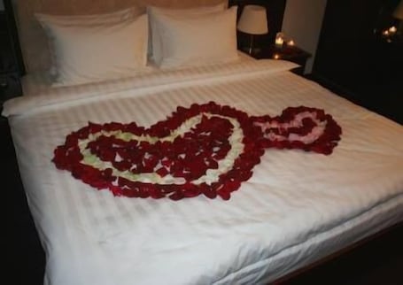 Shower, free toiletries, towels