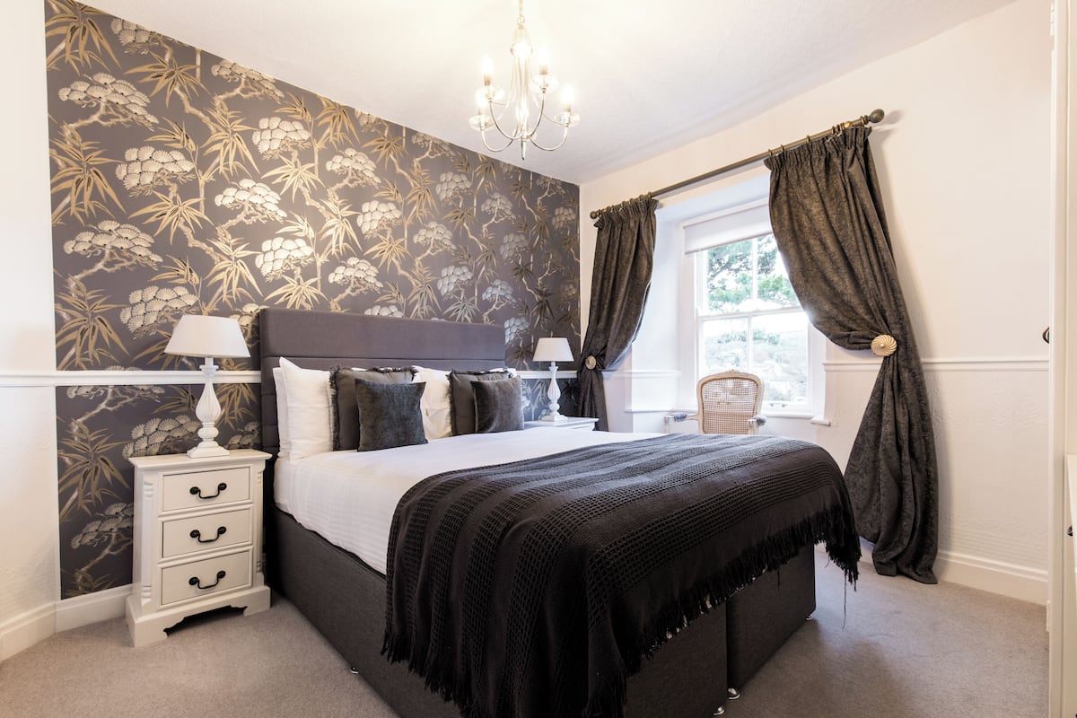 Tweepersoonskamer, en-suite badkamer, uitzicht op tuin (Room 6) | Hypoallergeen beddengoed, gratis wifi, beddengoed