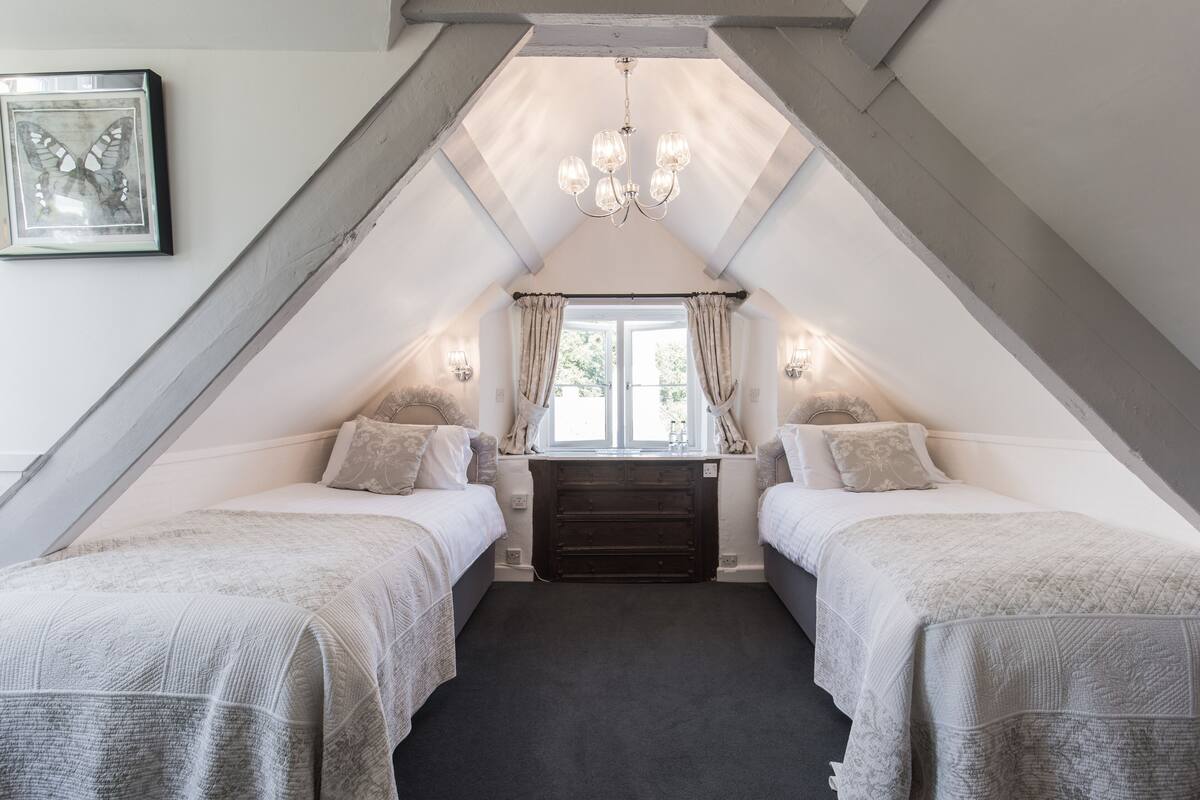 twin room, ensuite, garden view (room 11) | hypo-allergenic bedding, free wifi, bed sheets