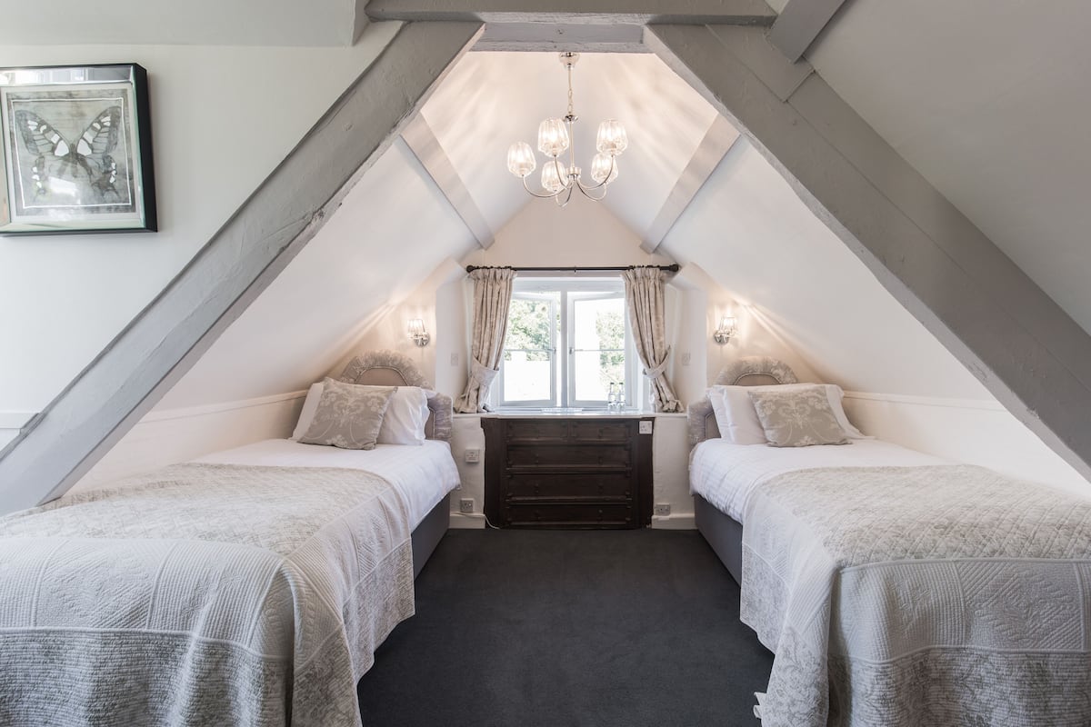 Twin kamer, en-suite badkamer, uitzicht op tuin (Room 11) | Hypoallergeen beddengoed, gratis wifi, beddengoed