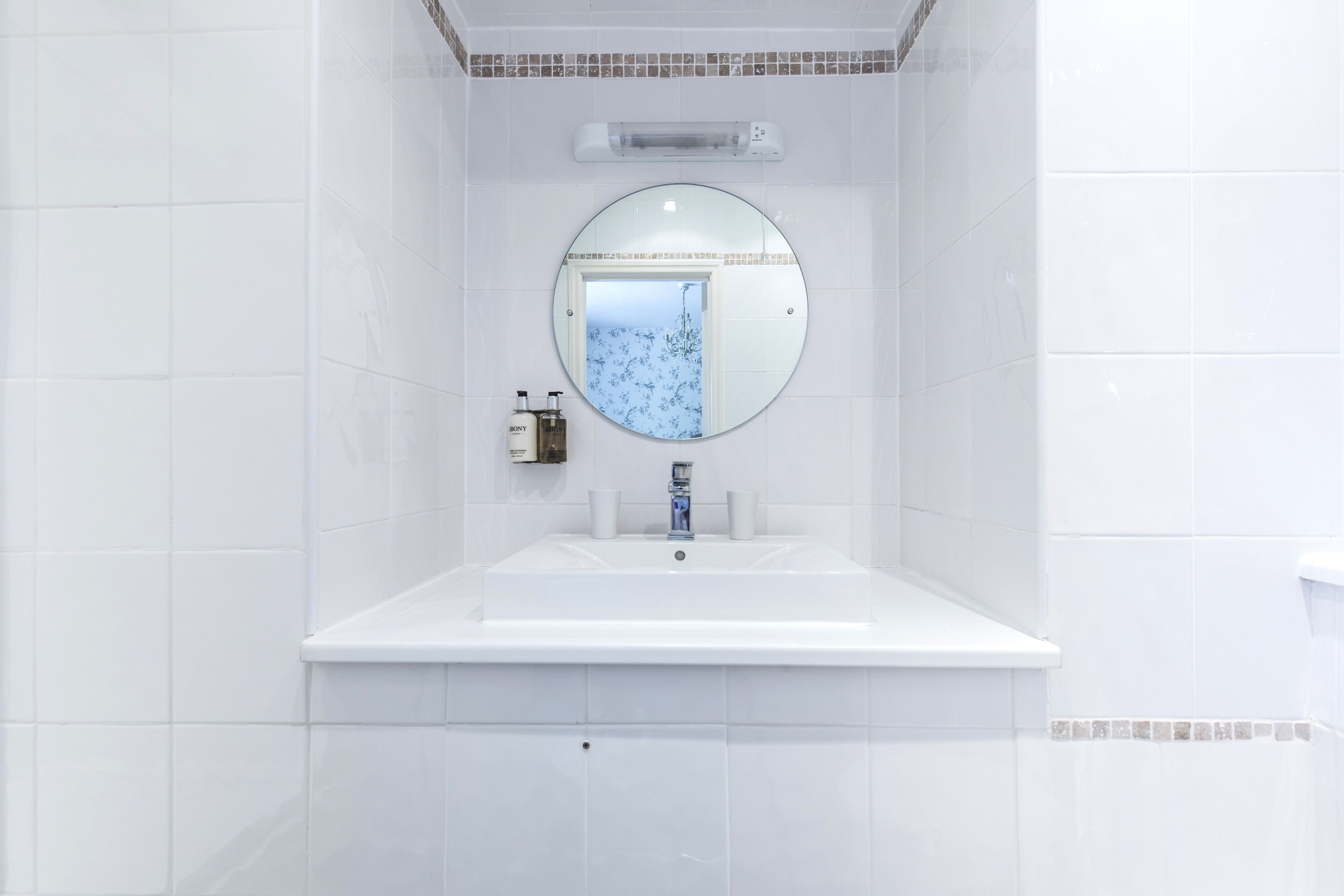 double or twin room, ensuite, garden view (room 1) | bathroom | hair dryer, towels, soap, shampoo