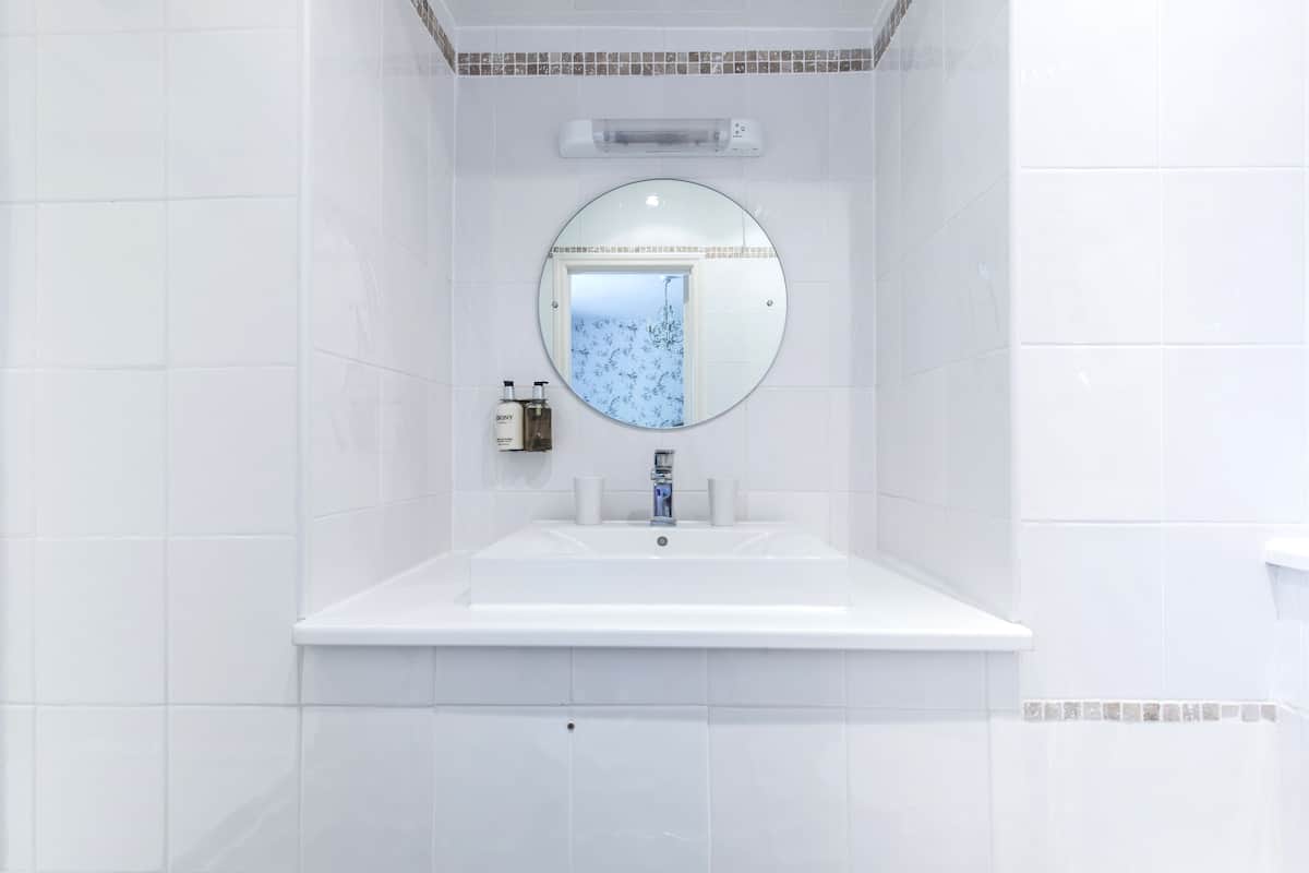 double or twin room, ensuite, garden view (room 1) | bathroom | hair dryer, towels, soap, shampoo