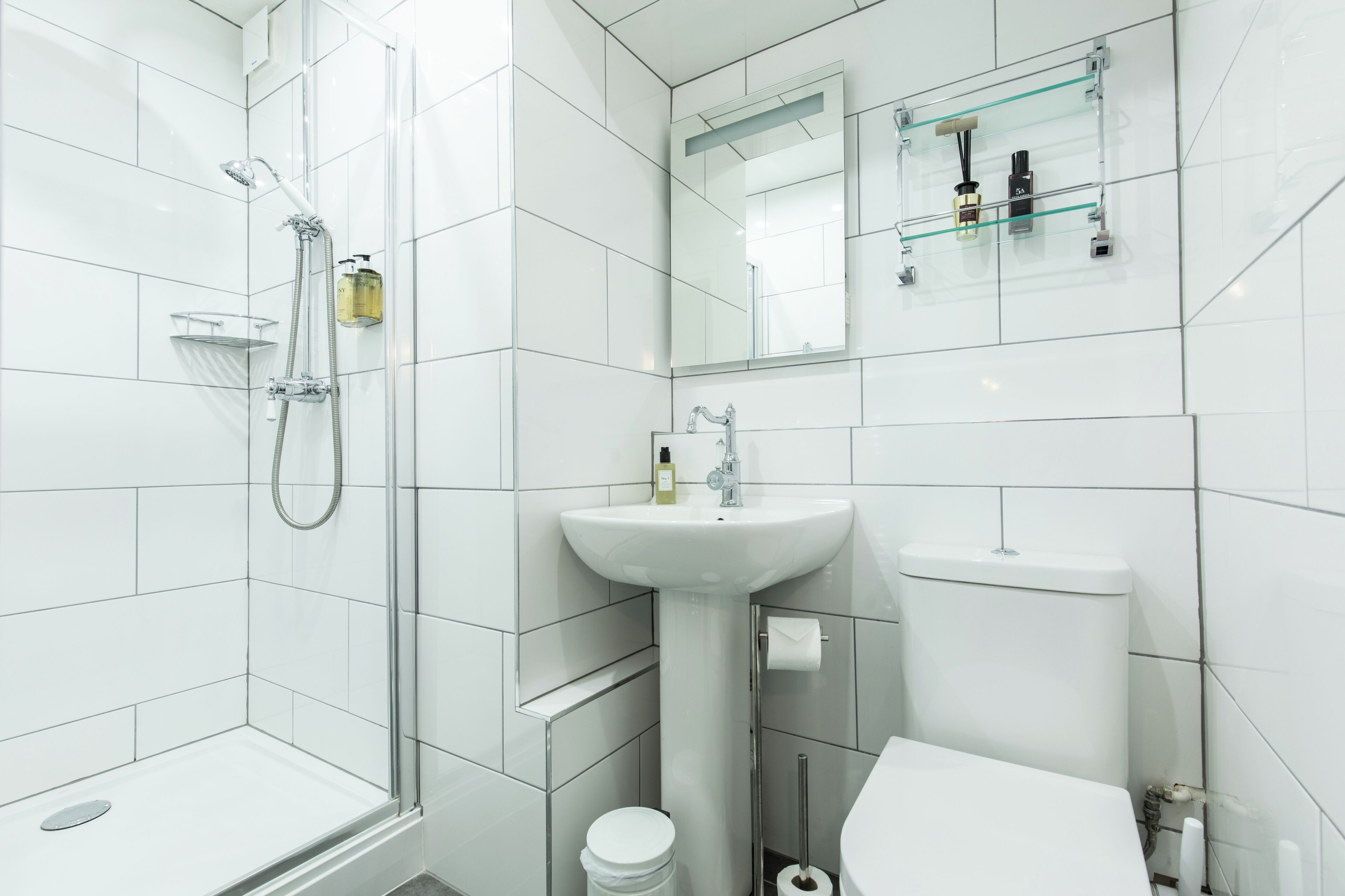 twin room, ensuite (room 15) | bathroom | hair dryer, towels, soap, shampoo