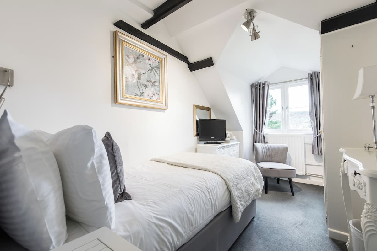 Eenpersoonskamer, en-suite badkamer, uitzicht op tuin (Room 10) | Hypoallergeen beddengoed, gratis wifi, beddengoed