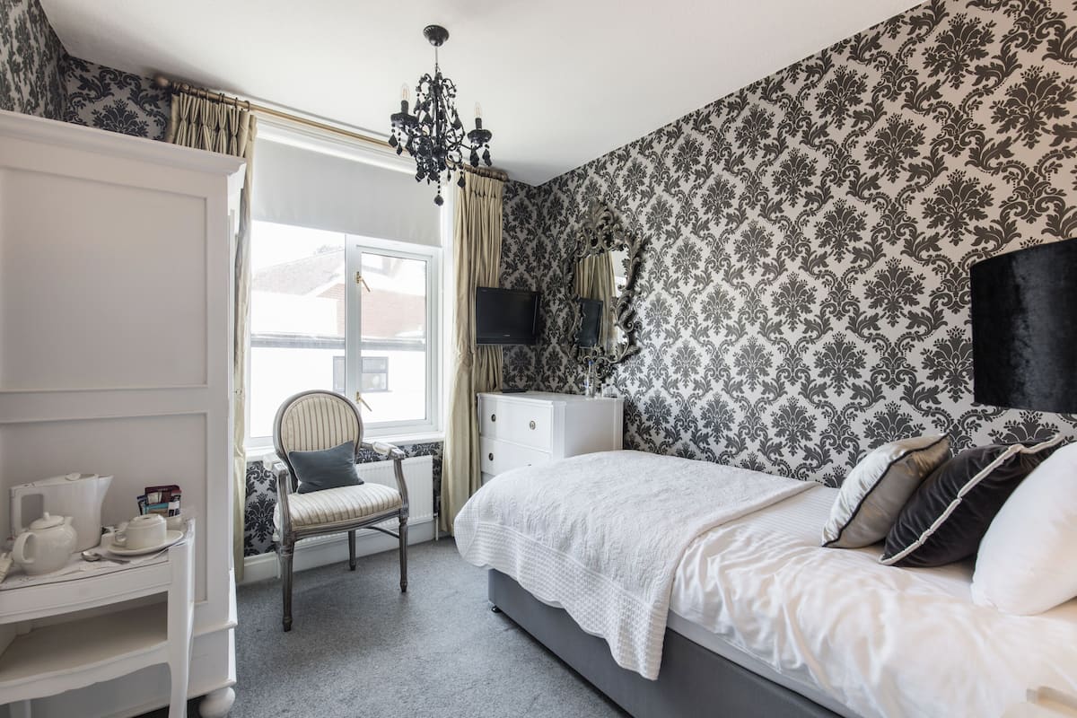 Eenpersoonskamer, en-suite badkamer (Room 4) | Hypoallergeen beddengoed, gratis wifi, beddengoed