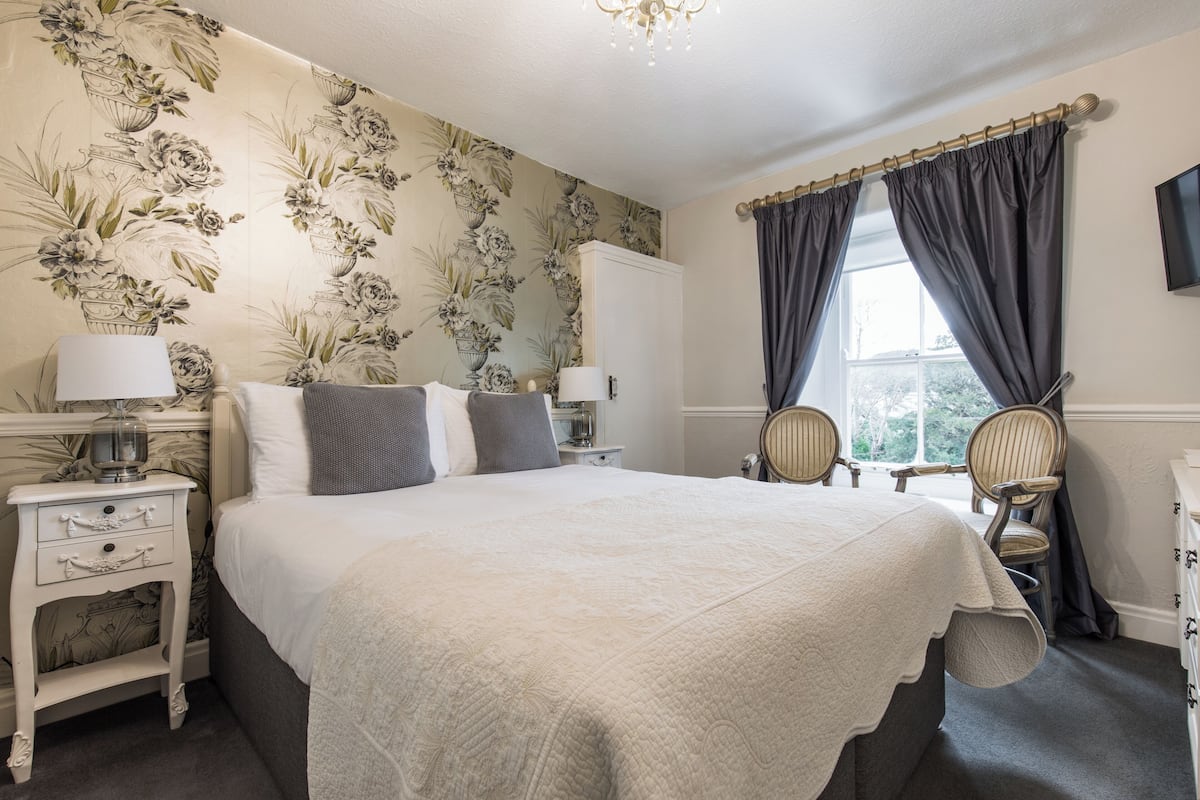 Tweepersoonskamer, en-suite badkamer, uitzicht op tuin (Room 2) | Hypoallergeen beddengoed, gratis wifi, beddengoed