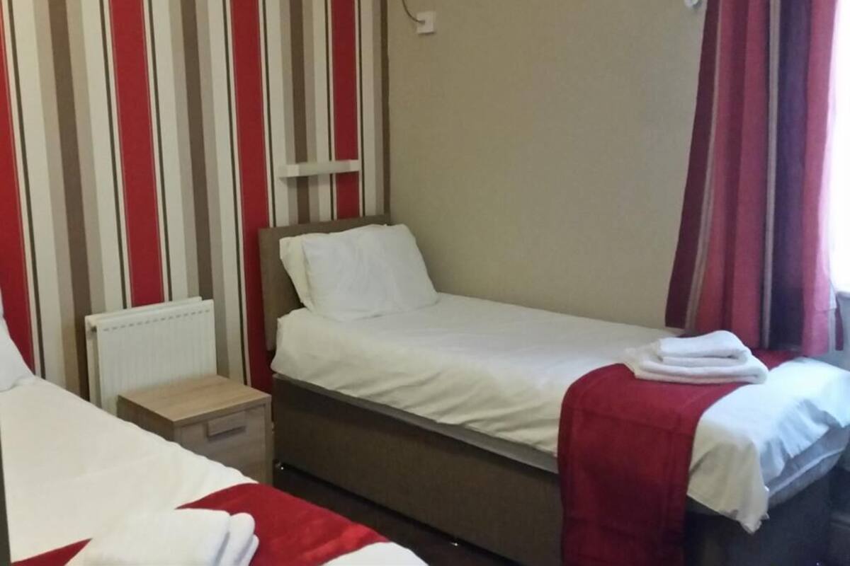 Habitación con 1 cama doble o 2 individuales, baño privado