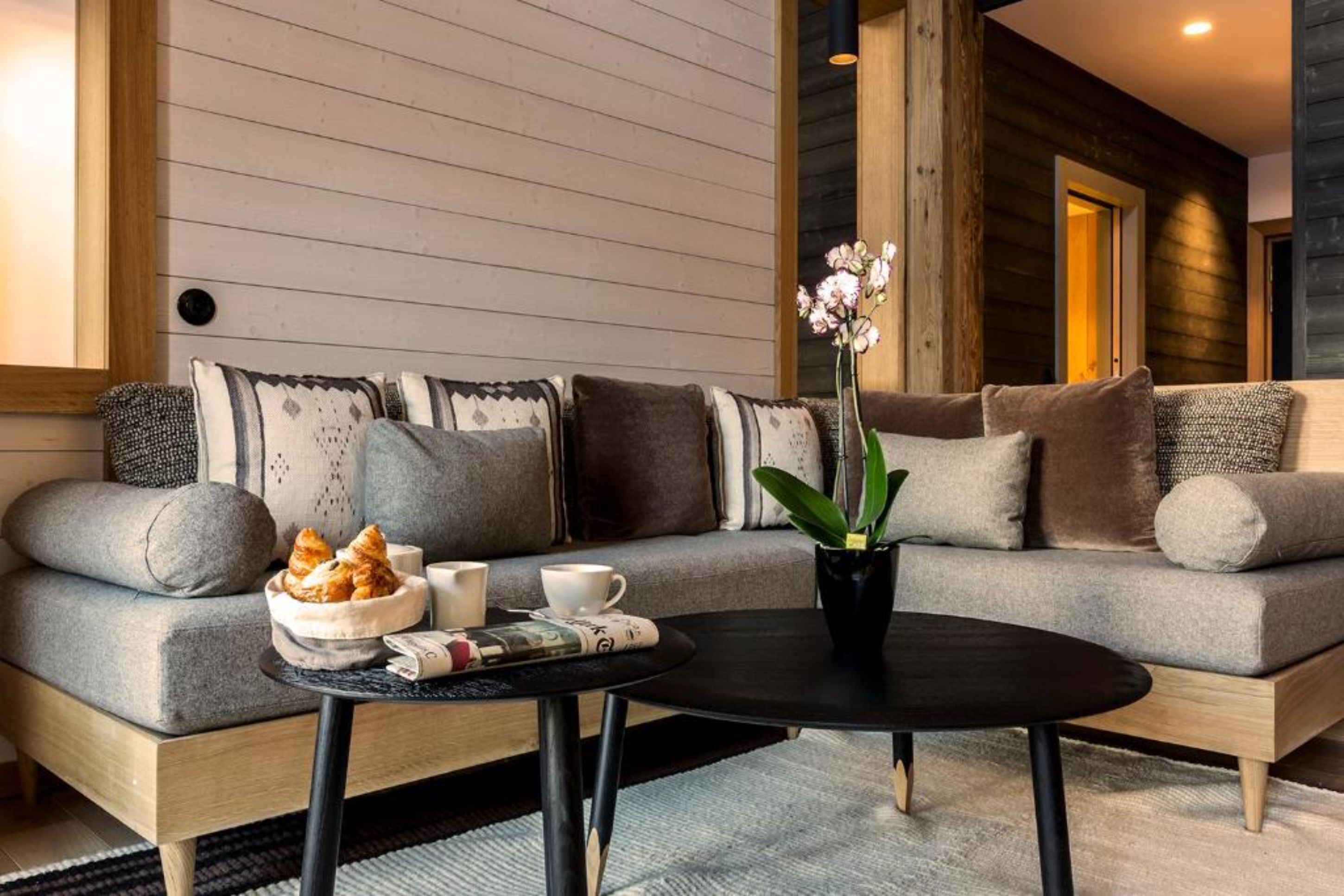 suite, slope view | living area | flat-screen tv