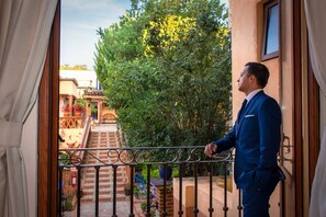 ห้องเอ็กเซกคิวทีฟสวีท, เตียงคิงไซส์ 1 เตียง, ระเบียง, วิวภูเขา | เครื่องนอนระดับพรีเมียม, ผ้านวมขนเป็ด, เตียงเมมโมรีโฟม, มินิบาร์