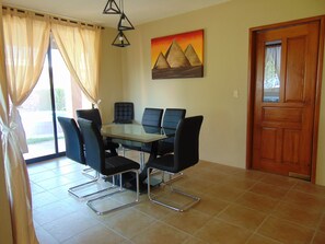 Family Cabin | Dining room