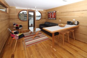 تلفزيون بشاشة مسطحة بحجم 28-بوصة يعرض قنوات تلفزيونية باشتراك مدفوع