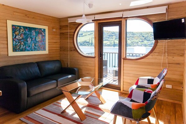 تلفزيون بشاشة مسطحة بحجم 28-بوصة يعرض قنوات تلفزيونية باشتراك مدفوع