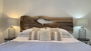 Habitación tradicional, 1 cama King size | Ropa de cama de alta calidad y decoración personalizada 