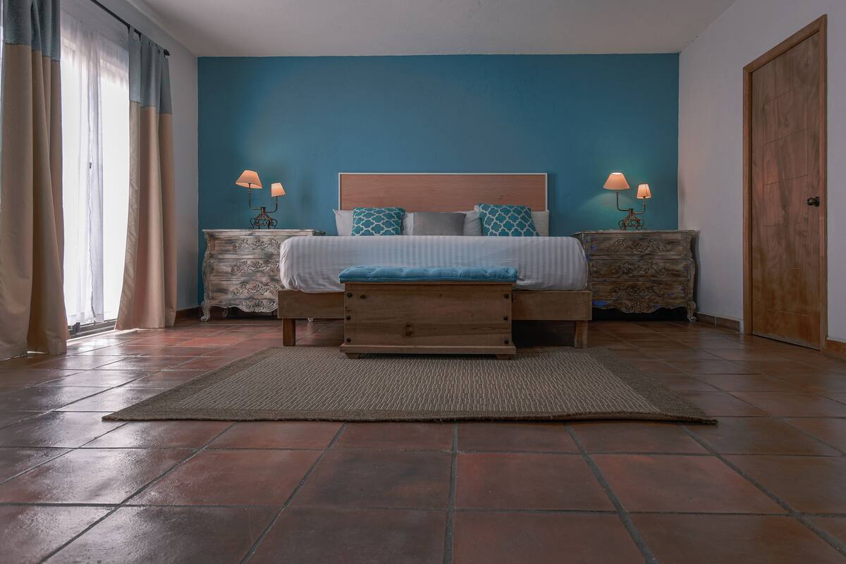 Grand Room | Iron/ironing board (on request), free WiFi