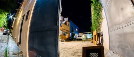 Vista frontal de la propiedad