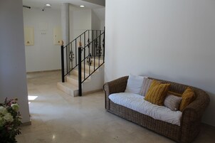 Una televisión de pantalla plana