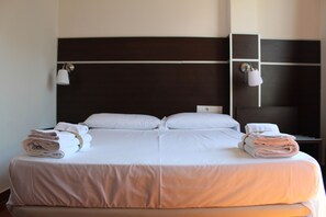 Basic Double or Twin Room | Blackout drapes, free WiFi - Hotel Sagunto (Sagunto)