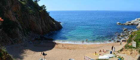 Una spiaggia nelle vicinanze