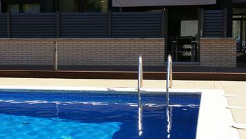 Una piscina al aire libre, una piscina natural