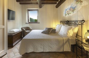 Colchones con pillow-top, escritorio y cortinas blackout 