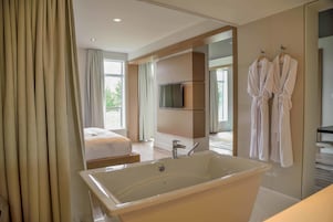 Suíte executiva, 1 cama King e sofá-cama, vista para o campo de golfe | Banheiro | Secador de cabelo, toalhas de banho