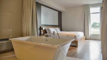 Suite ejecutiva, 1 cama King size y sofá cama, vista al campo de golf | Ropa de cama hipoalergénica, escritorio y cortinas blackout