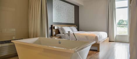 Executive Suite, 1 King Bed with Sofa bed, Golf View
