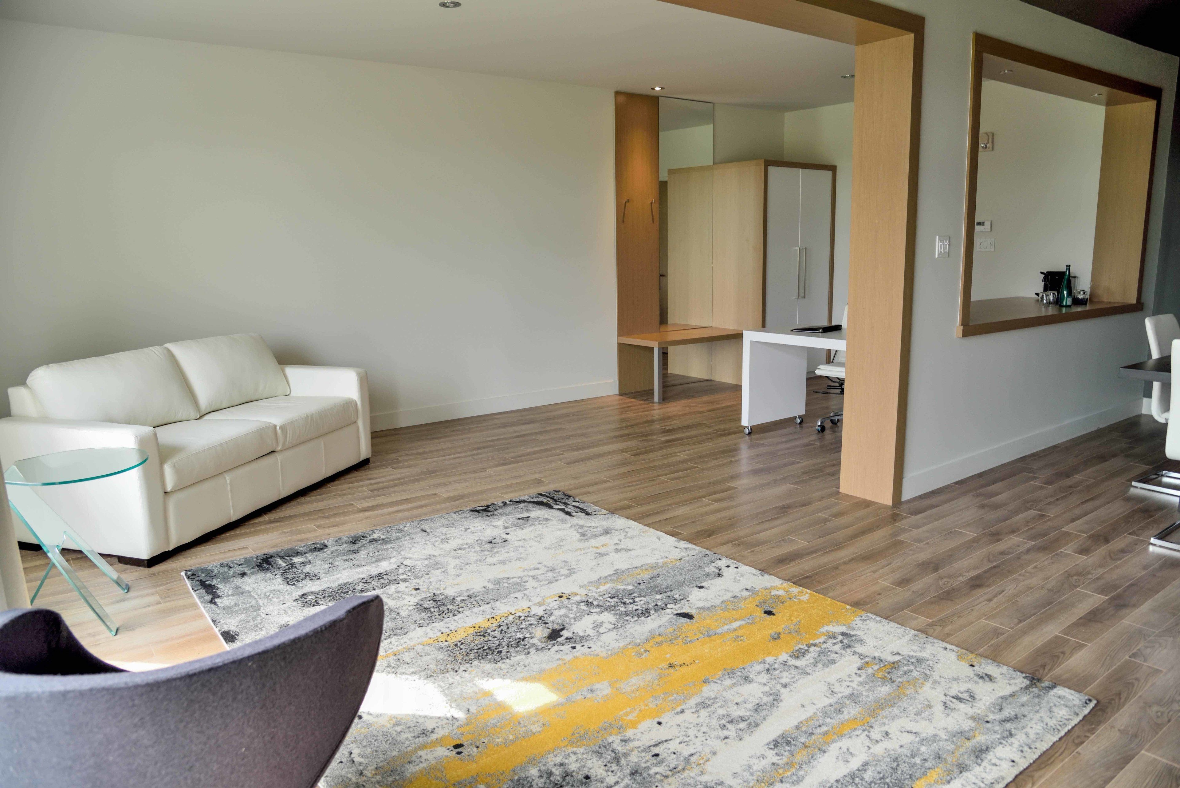 executive suite, 1 king bed with sofa bed, golf view | living area | flat-screen tv