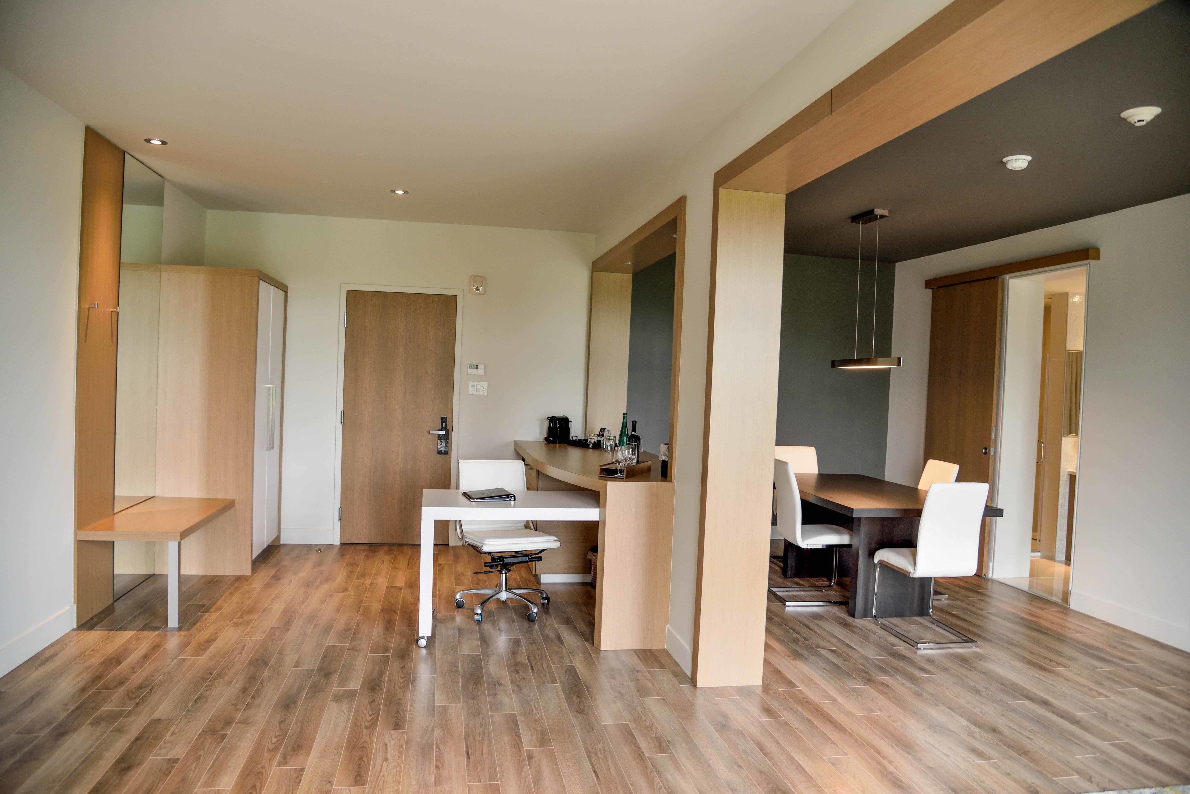 executive suite, 1 king bed with sofa bed, golf view | living area | flat-screen tv