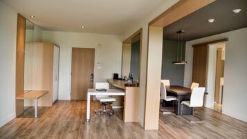Executive Suite, 1 King Bed with Sofa bed, Golf View | Living area