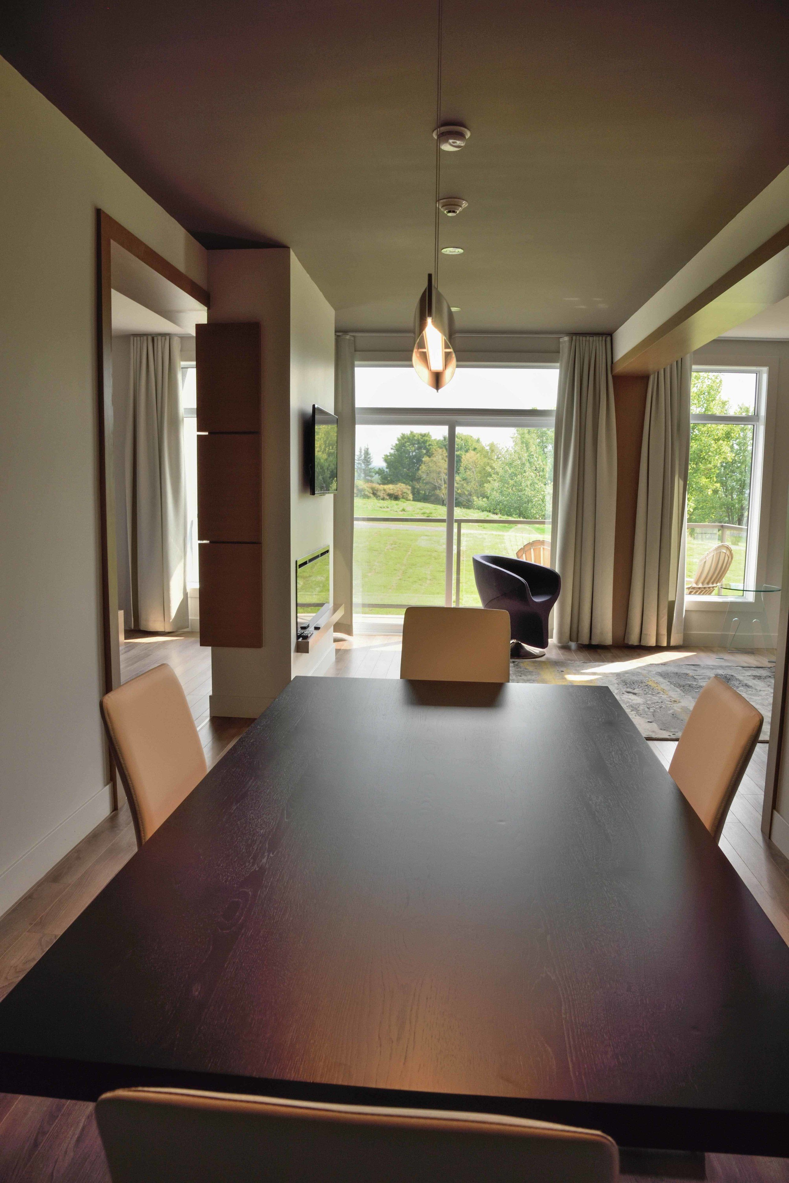 executive suite, 1 king bed with sofa bed, golf view | living area | flat-screen tv