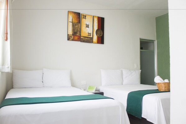 Suite Junior, 2 lits doubles, salle de bain privée | Fer et planche à repasser, lit d’appoint (supplément)