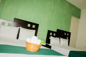 Shower, free toiletries, hair dryer, towels - Hotel Rosvel (Palenque)