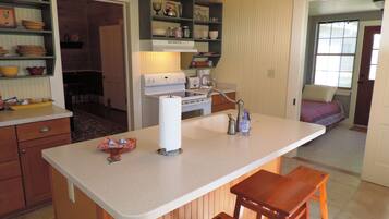 House, Multiple Beds, Kitchen (High Street Guesthouse) | Private kitchen | Fridge, microwave, coffee/tea maker