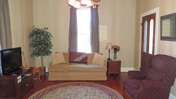 House, Multiple Beds, Kitchen (High Street Guesthouse) | Living area | TV