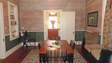 House, Multiple Beds, Kitchen (High Street Guesthouse) | In-room dining