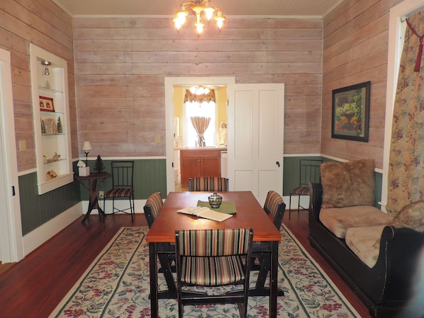 House, Multiple Beds, Kitchen (High Street Guesthouse) | In-room dining