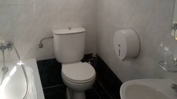 Bathtub, free toiletries