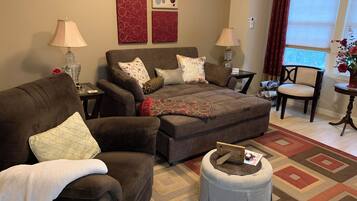 คอทเทจ, 1 ห้องนอน | บริเวณนั่งเล่น | ทีวีจอแบน 32 นิ้ว พร้อมช่องดิจิตอล, ทีวี, Netflix