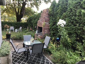 Outdoor dining - Kalmia Cottage (Junction City)