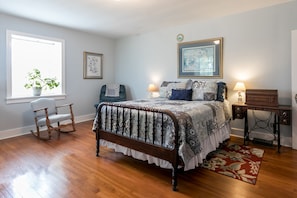 Deluxe House, 1 Queen Bed (Oma Ella's) | 2 bedrooms - Oma Ella's (Fredericksburg)