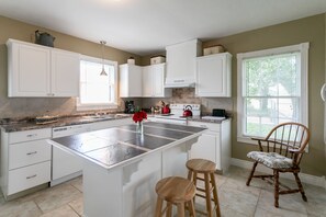 Deluxe House, 1 Queen Bed (Oma Ella's) | Private kitchen | Full-size fridge, microwave, stovetop, coffee/tea maker