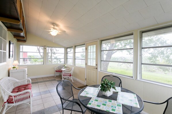 Deluxe House, 1 Queen Bed (Oma Ella's) | Living area | Flat-screen TV, DVD player