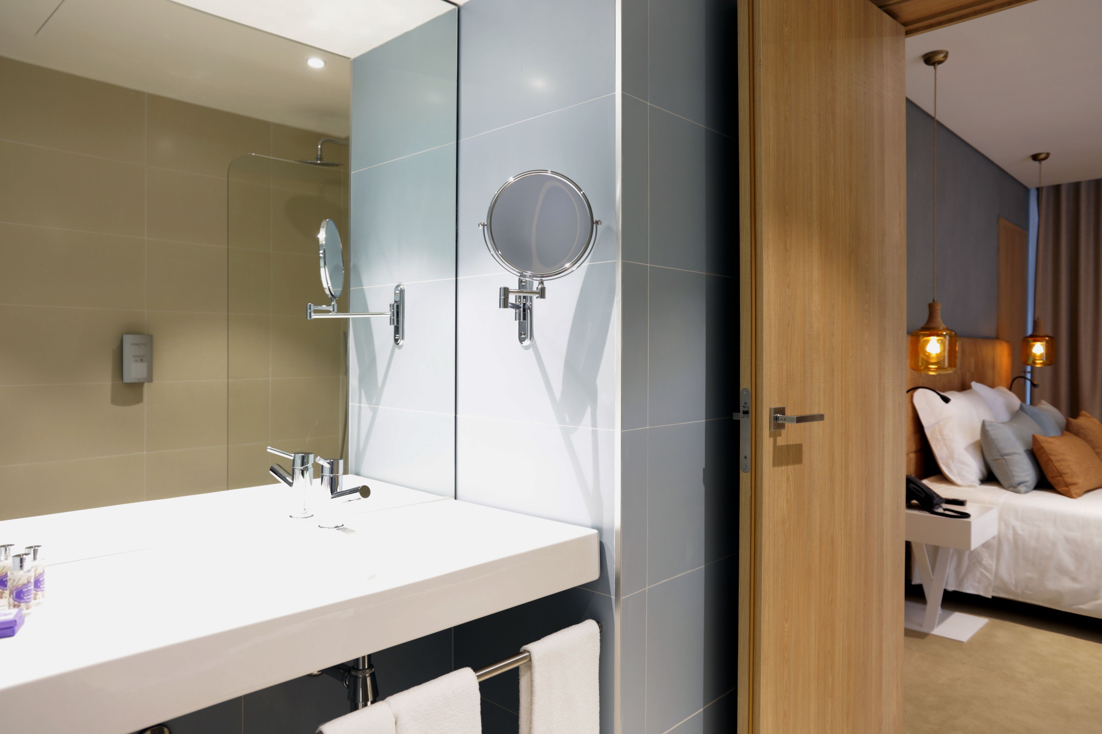 standard studio suite | bathroom | free toiletries, hair dryer, bidet, towels
